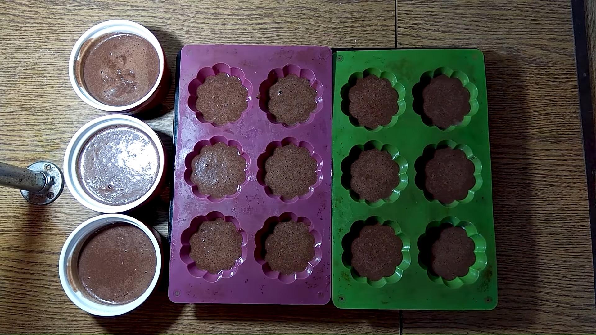 Рецепт - Шоколадные маффины на кефире с какао - Шаг 6