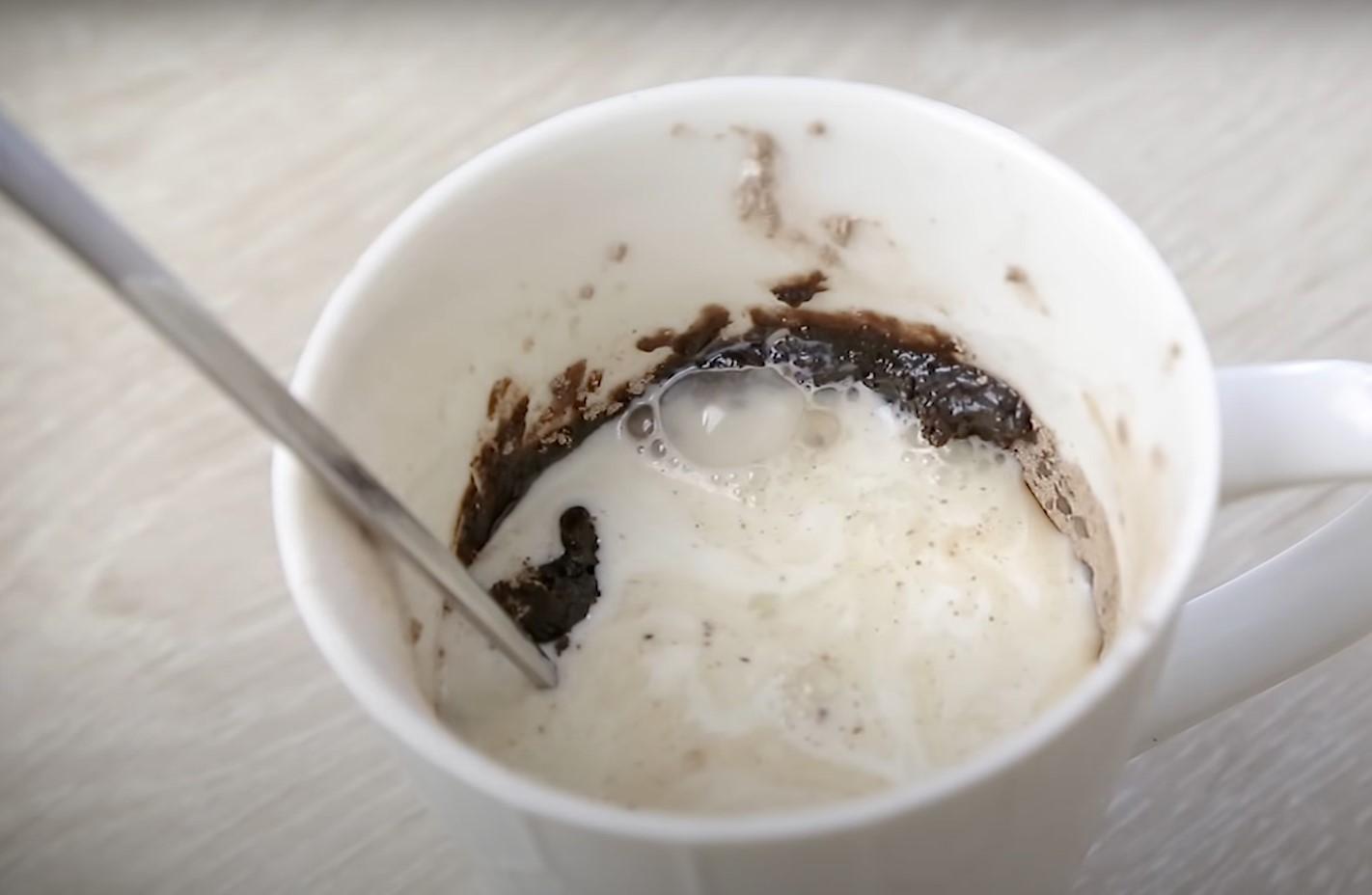Рецепт - Шоколадный кекс в чашке без яиц - Шаг 5