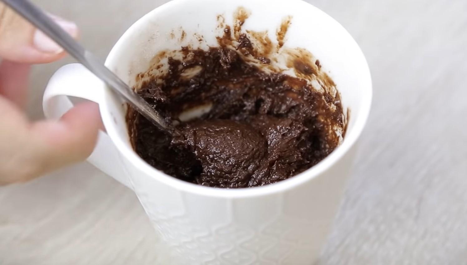 Рецепт - Шоколадный кекс в чашке без яиц - Шаг 6