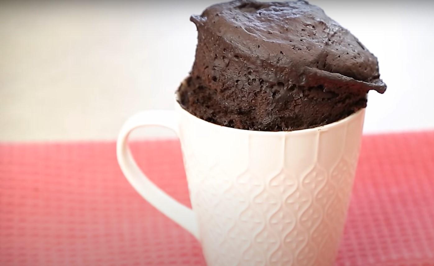 Рецепт - Шоколадный кекс в чашке без яиц - Шаг 7