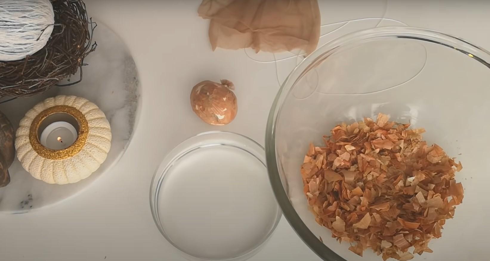 Рецепт - Красивые мраморные яйца: красим черникой и луковой шелухой - Шаг 1
