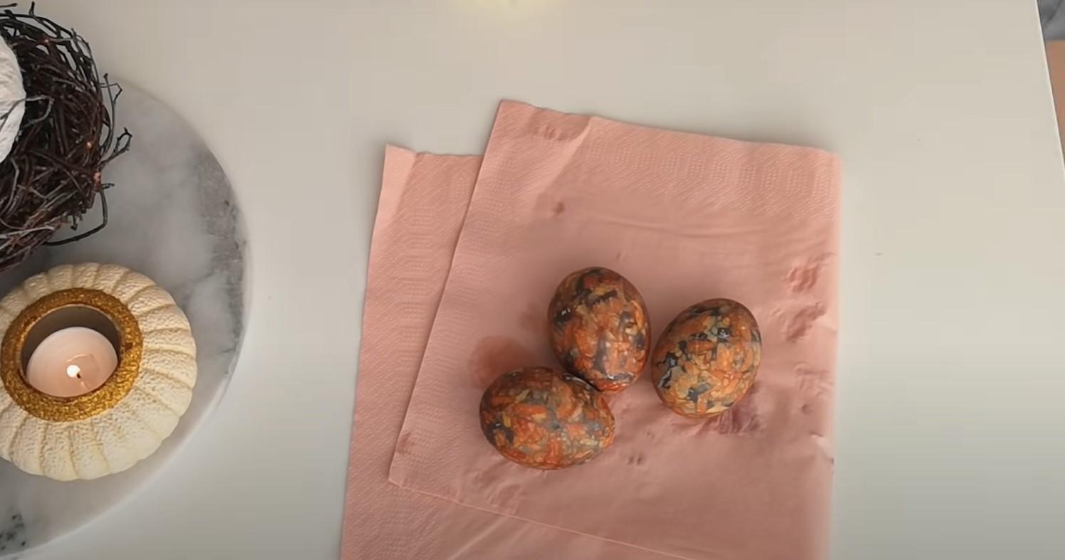 Рецепт - Красивые мраморные яйца: красим черникой и луковой шелухой - Шаг 6
