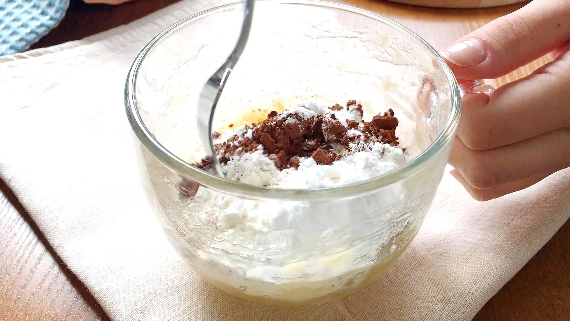 Рецепт - Шоколадный кекс с бананом в микроволновке в кружке - Шаг 2