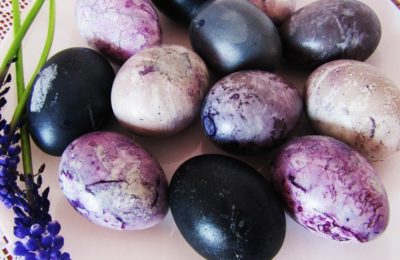 Как покрасить яйца в каркаде на Пасху - фото