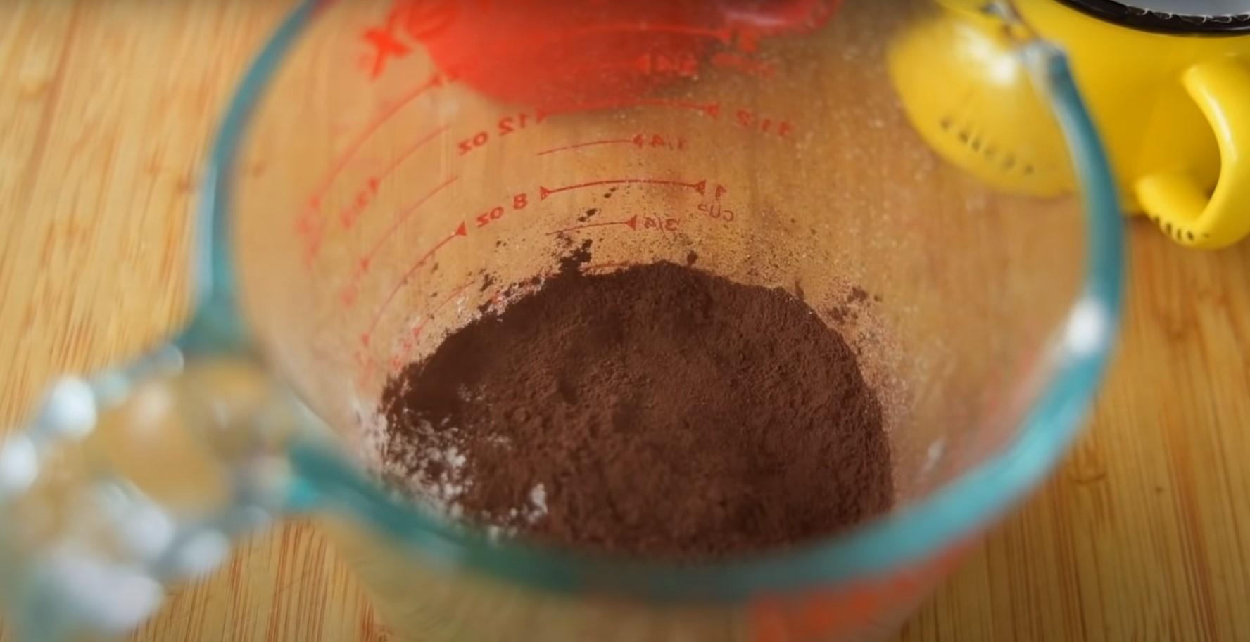 Рецепт - Простой и вкусный шоколадный кекс без яиц в микроволновке - Шаг 1