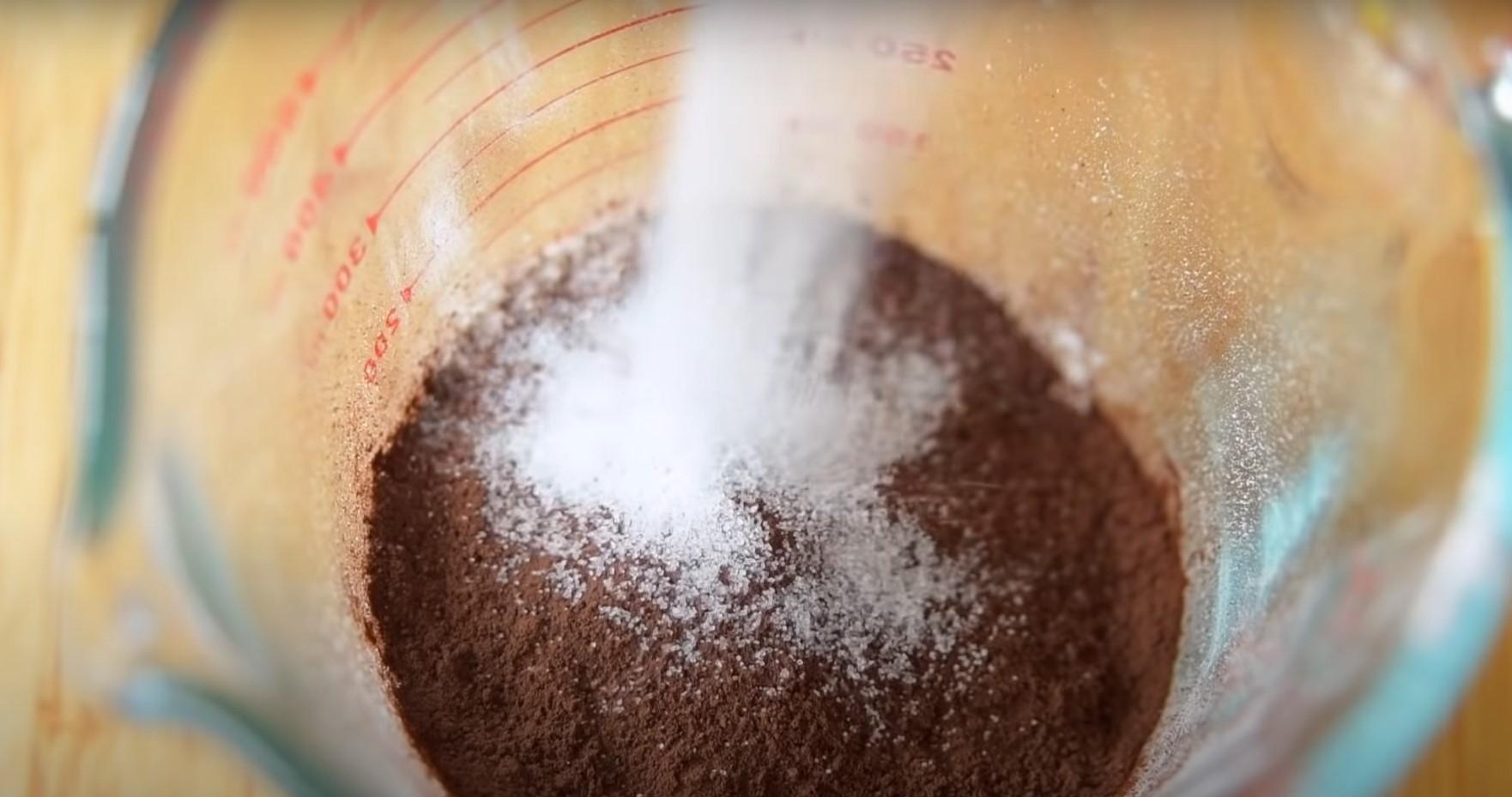 Рецепт - Простой и вкусный шоколадный кекс без яиц в микроволновке - Шаг 2