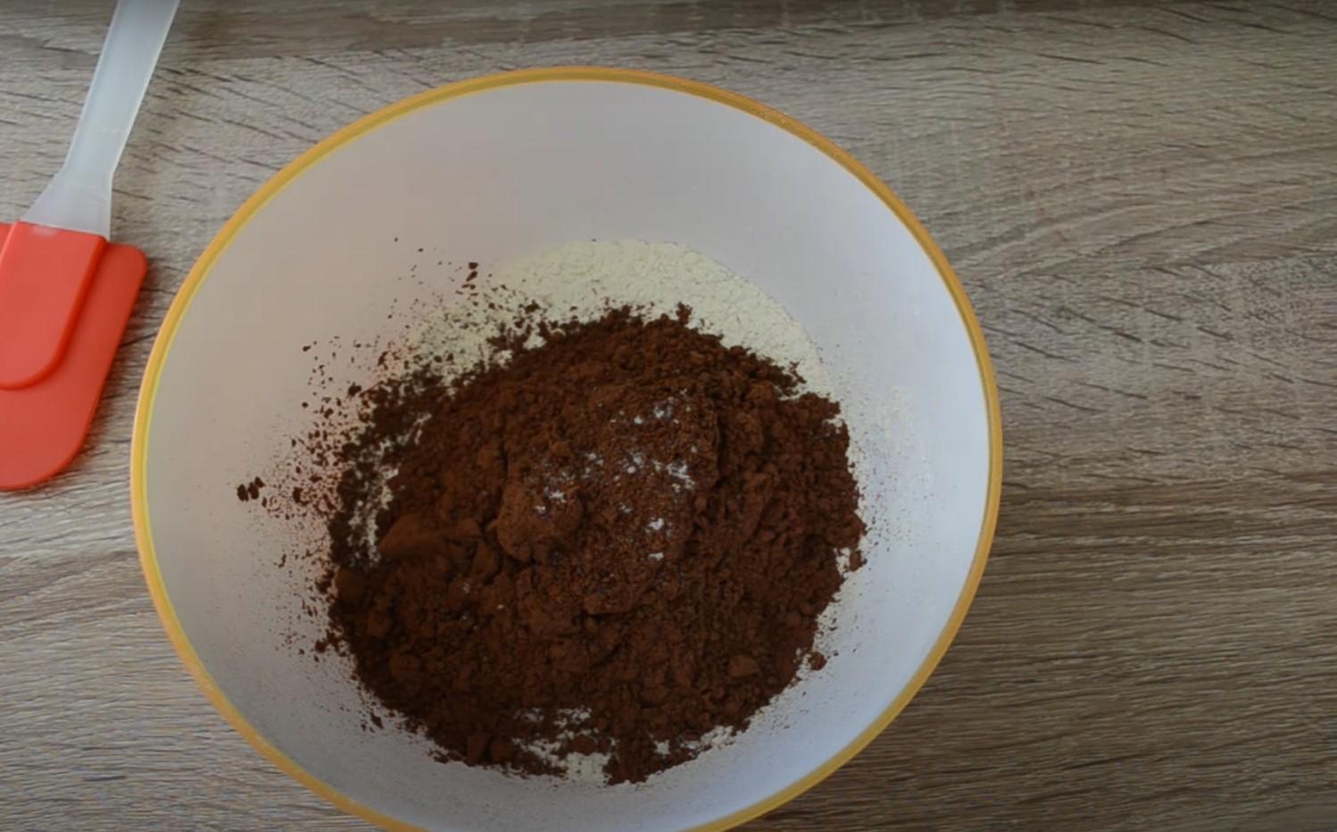 Рецепт - Шоколадные маффины с вишней  - Шаг 6