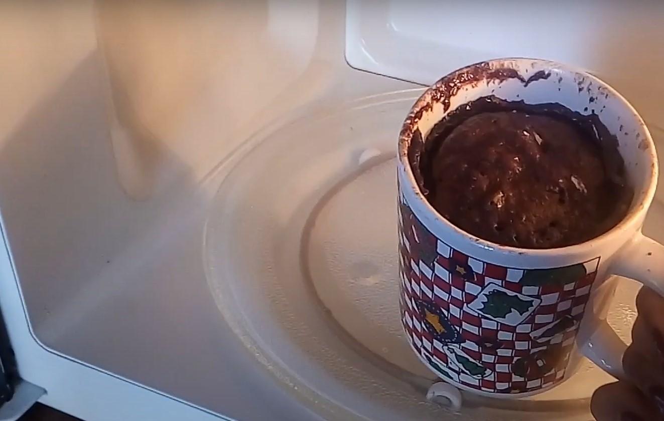 Кекс в микроволновке за 5 минут в кружке без какао. Мальчик положил кружку с молоком в микроволновку. Сколько печь кекс в чашке в микроволновке. Как сделать кексик в кружке в микроволновке на одну кружку.