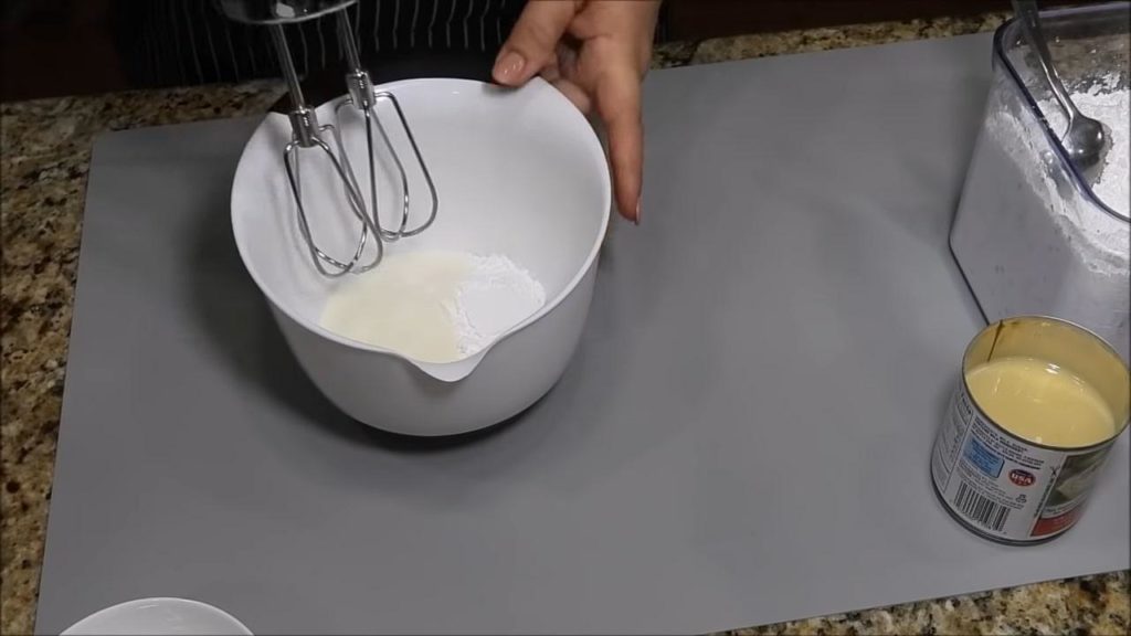 Белоснежная глазурь для кулича из сгущенного молока - шаг 1