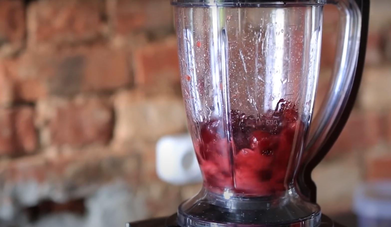 Рецепт фруктового льда на палочке из колы и вишни - Шаг 4