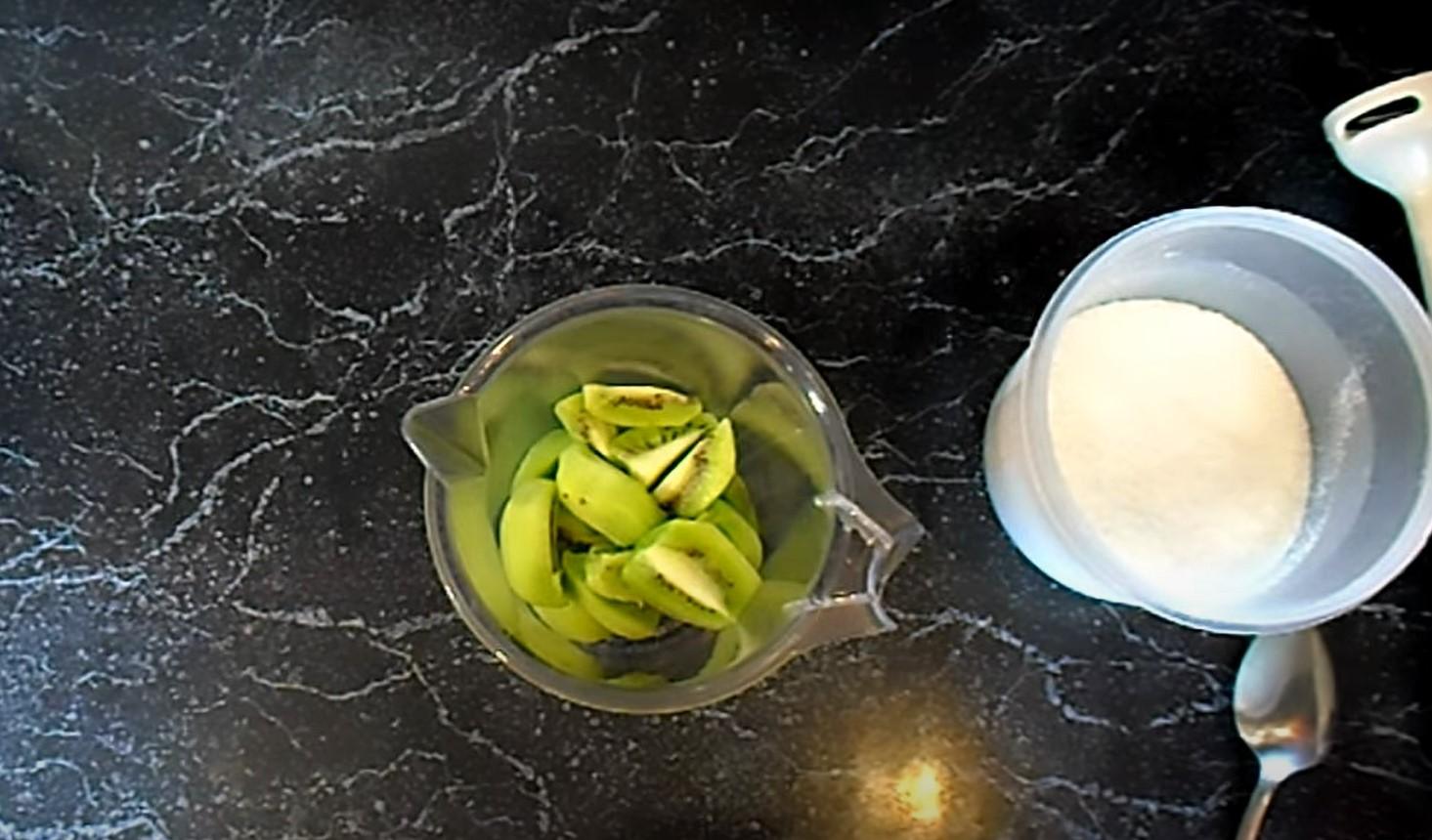 Рецепт - Домашний фруктовый лед в стаканчике: рецепт из сока арбуза и киви - Шаг 5