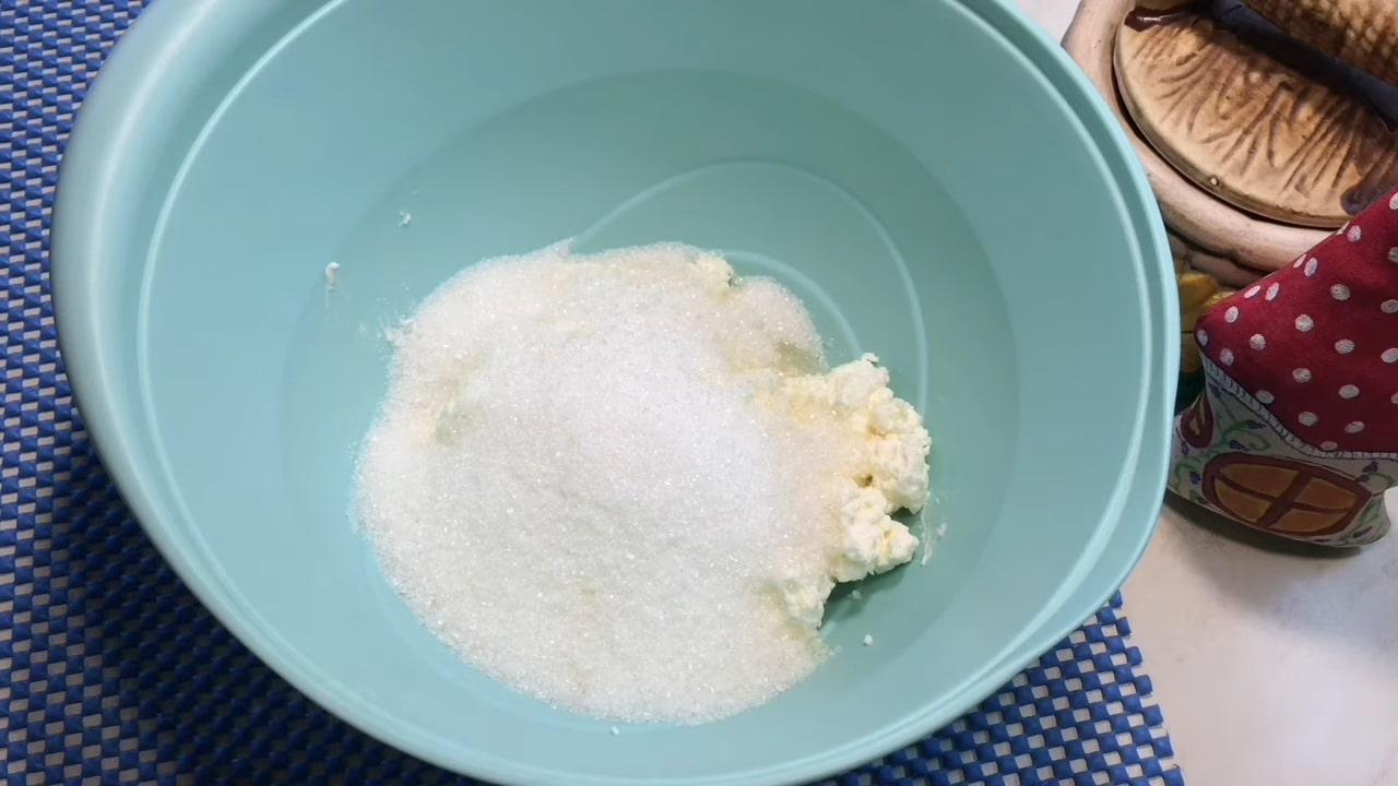 Рецепт творожных маффинов с замороженной смородиной - Шаг 1