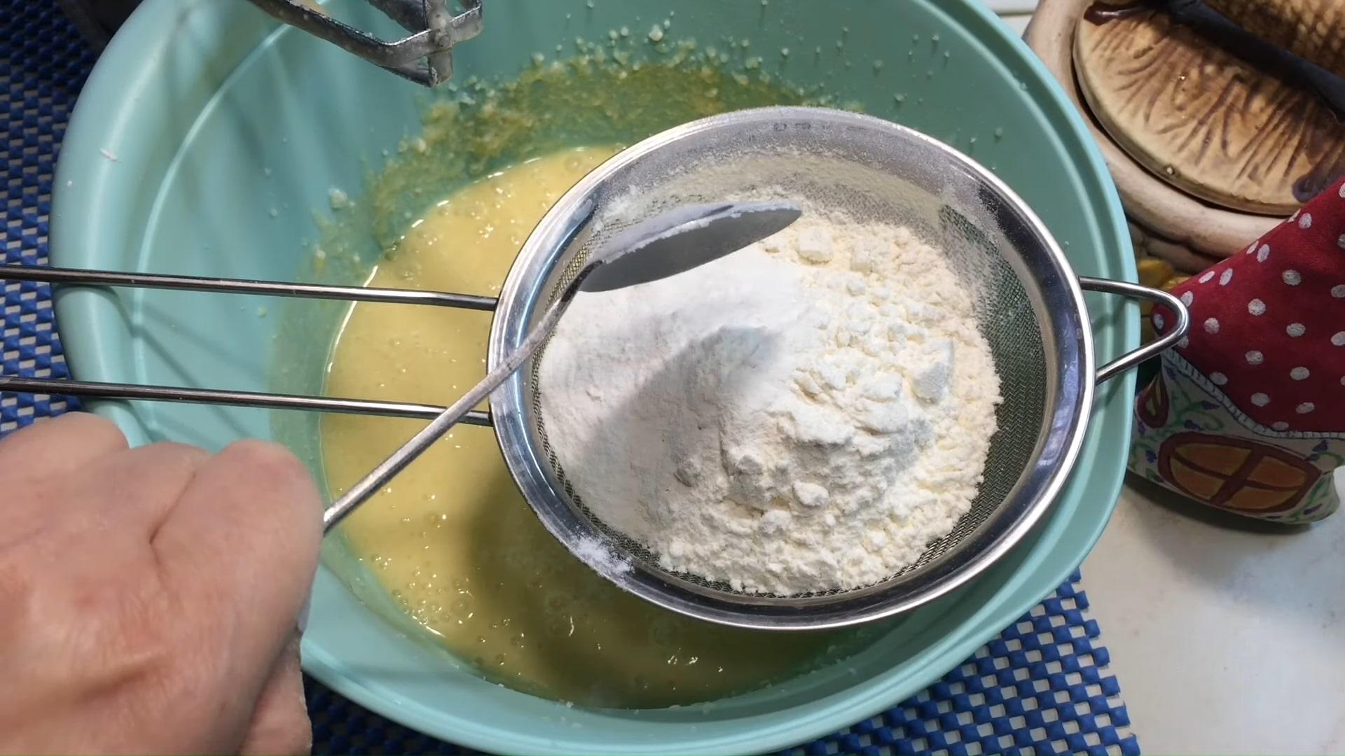 Рецепт творожных маффинов с замороженной смородиной - Шаг 3