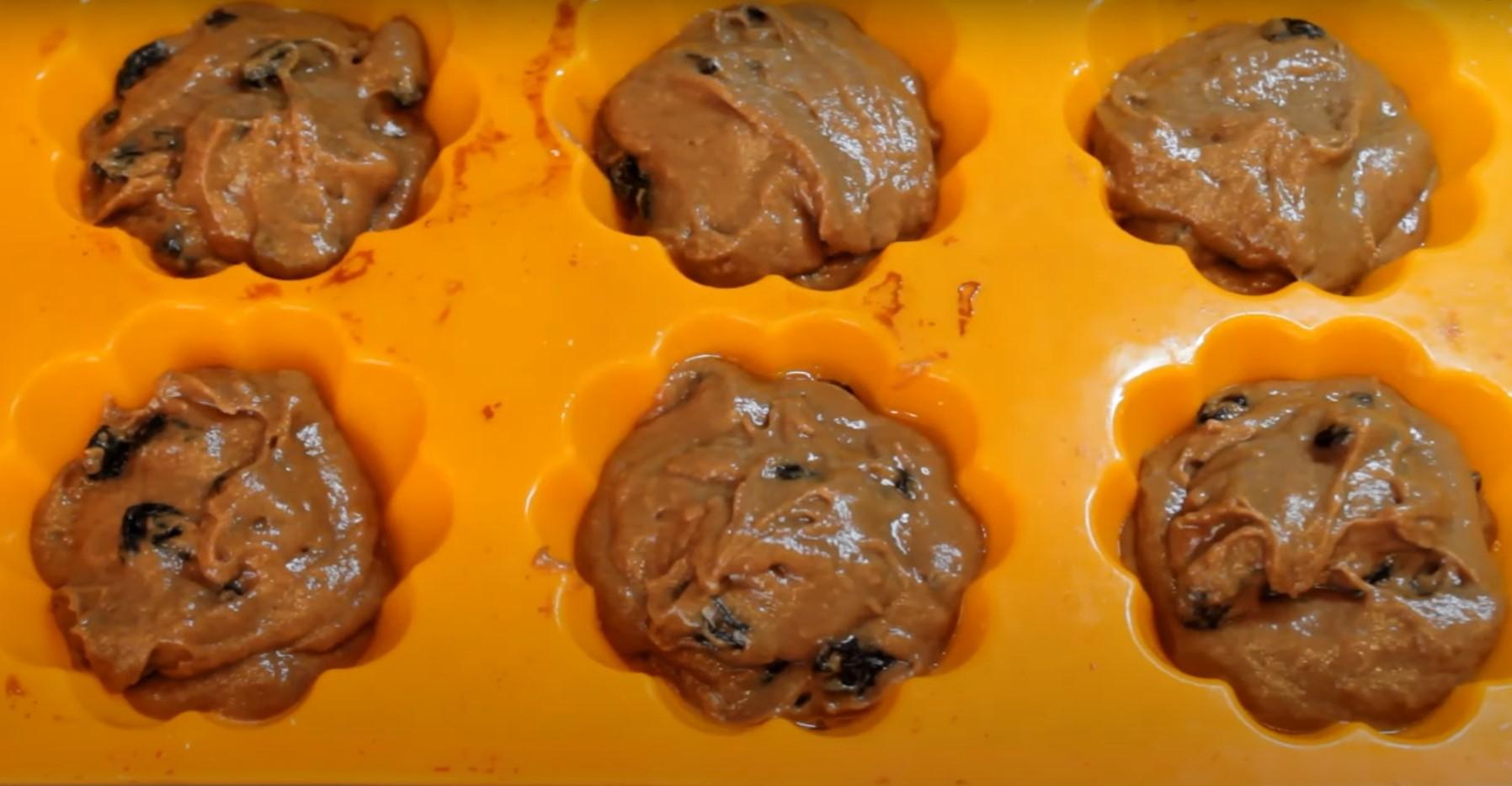 Рецепт - Шоколадные маффины с изюмом - Шаг 7