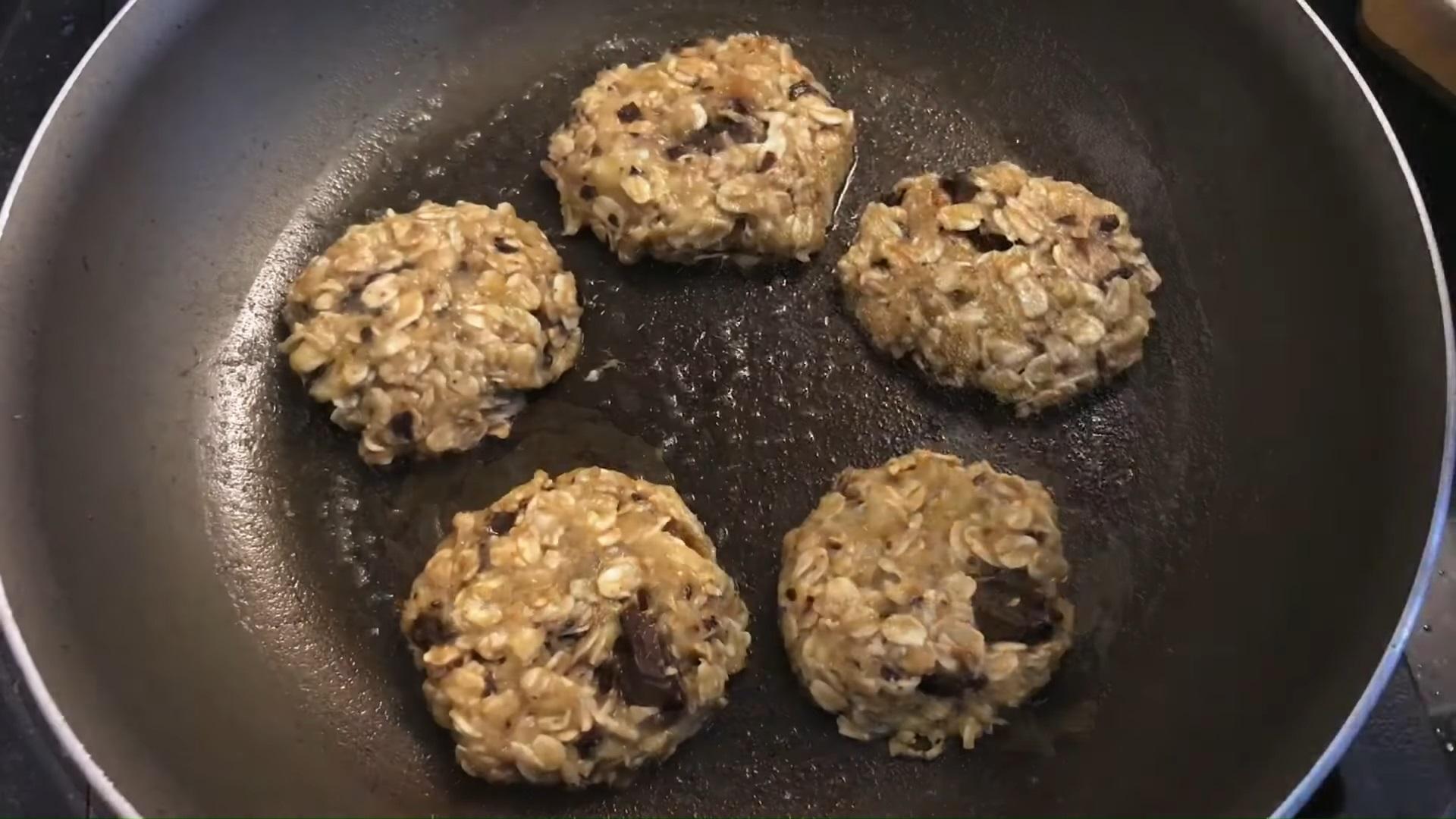 Рецепт - Овсяное печенье без яиц на сковороде - Шаг 5