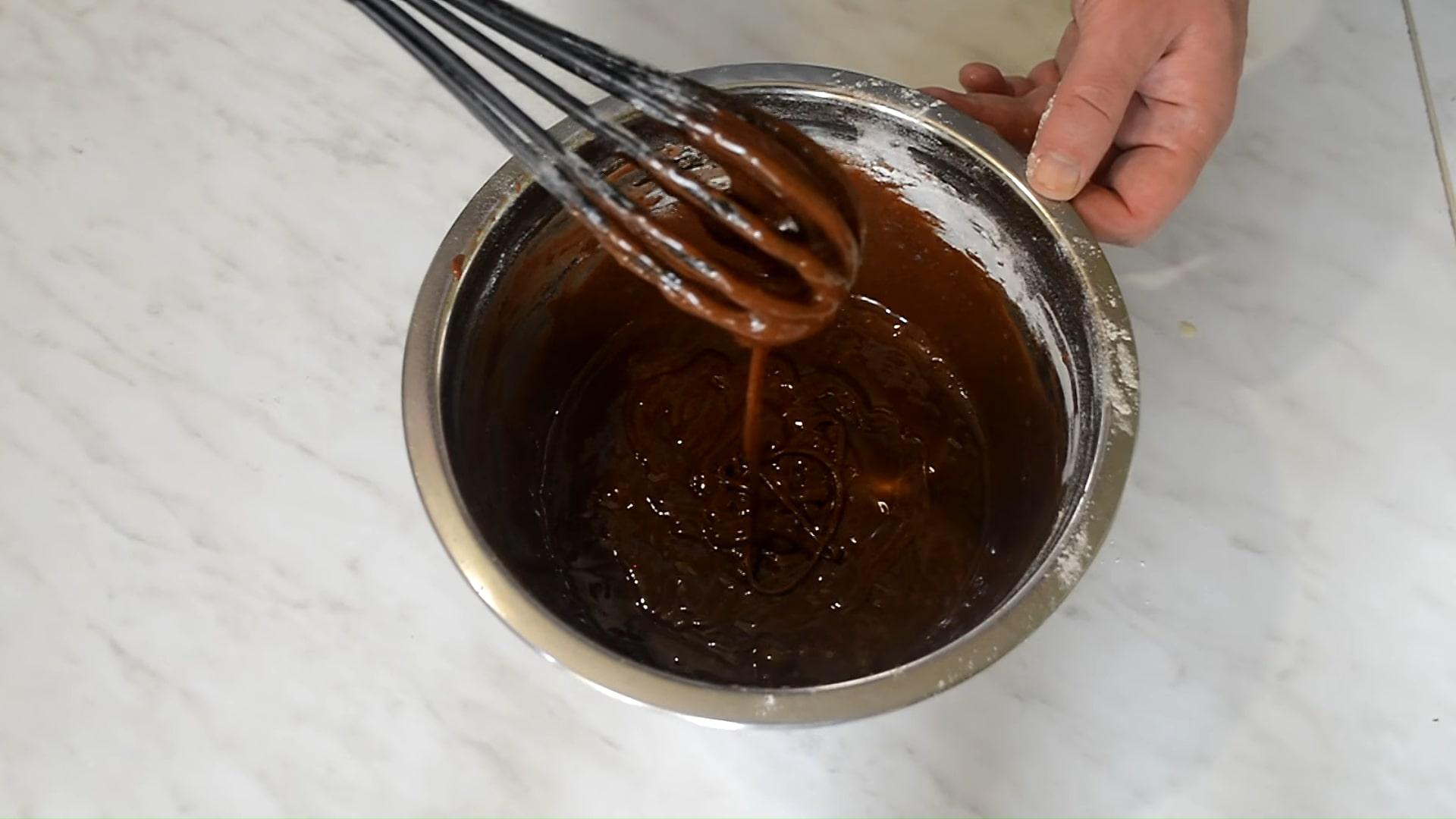Рецепт шоколадных маффинов со смородиной - Шаг 7