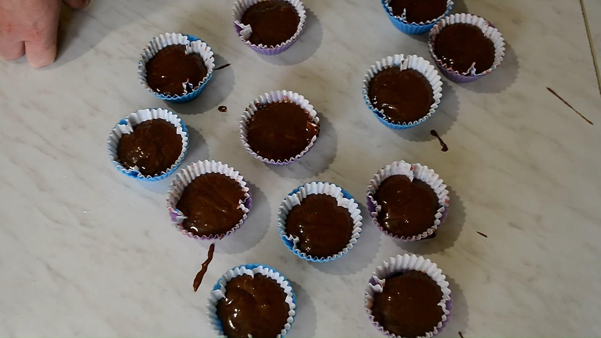 Рецепт шоколадных маффинов со смородиной - Шаг 8