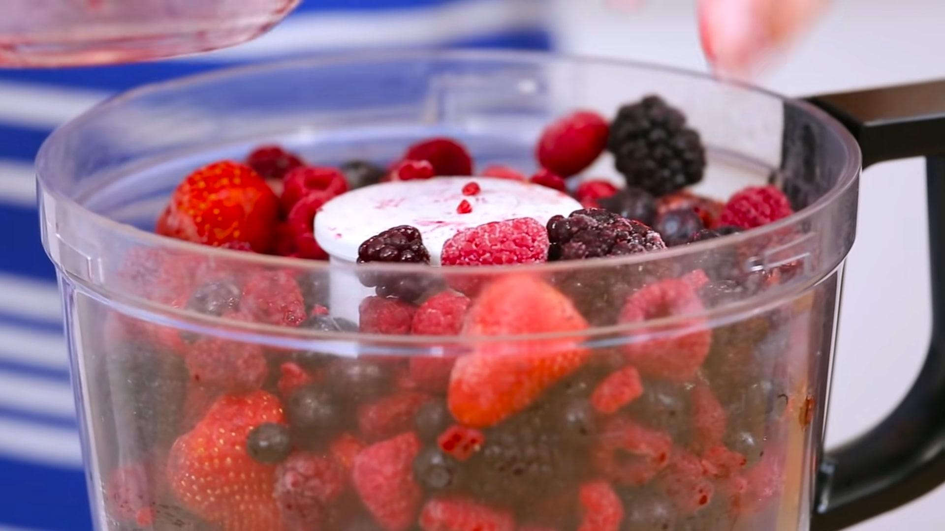 Рецепт - Как приготовить сорбет из замороженных ягод - Шаг 2