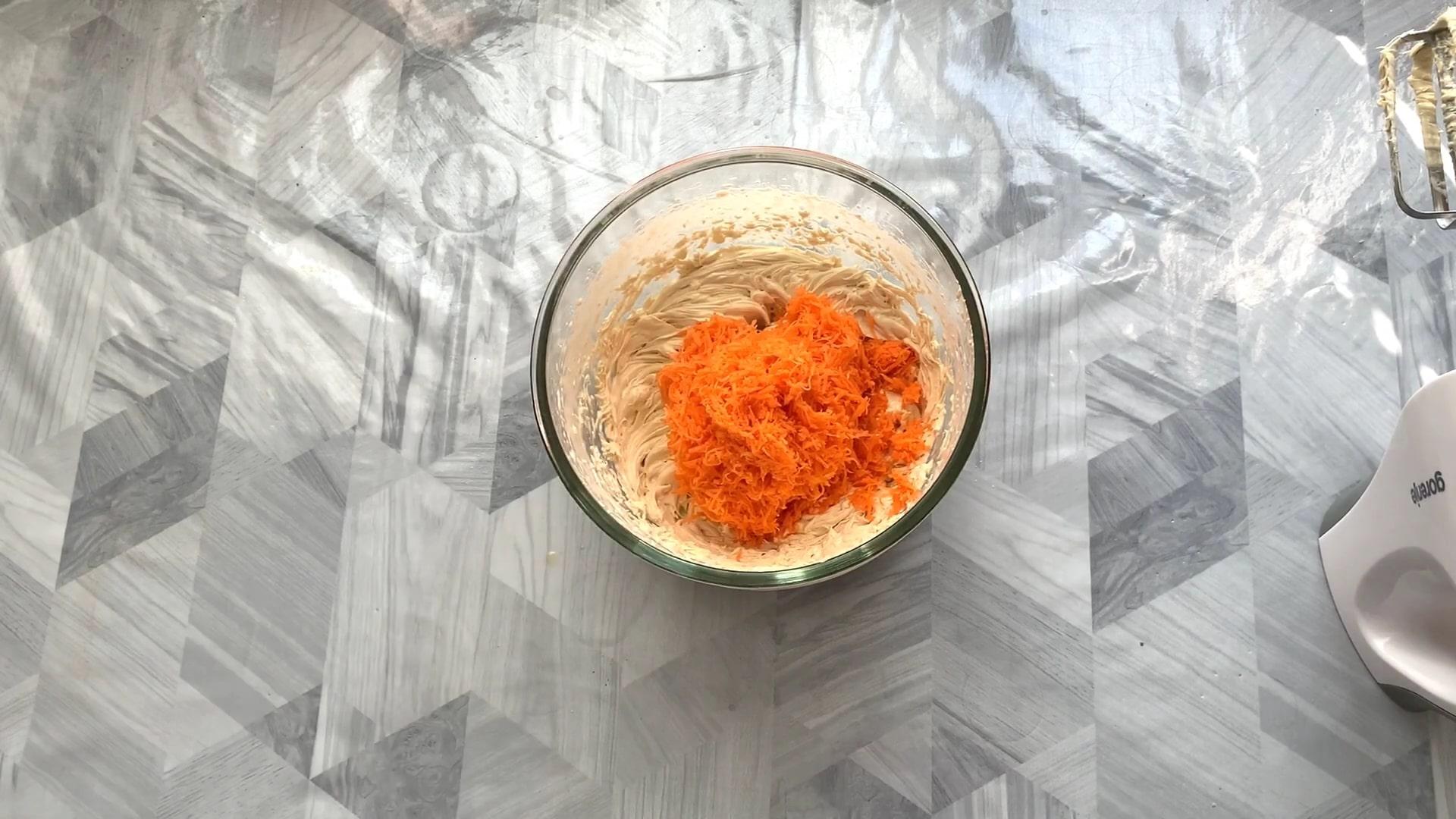 Морковные капкейки с солёной карамелью - шаг 4