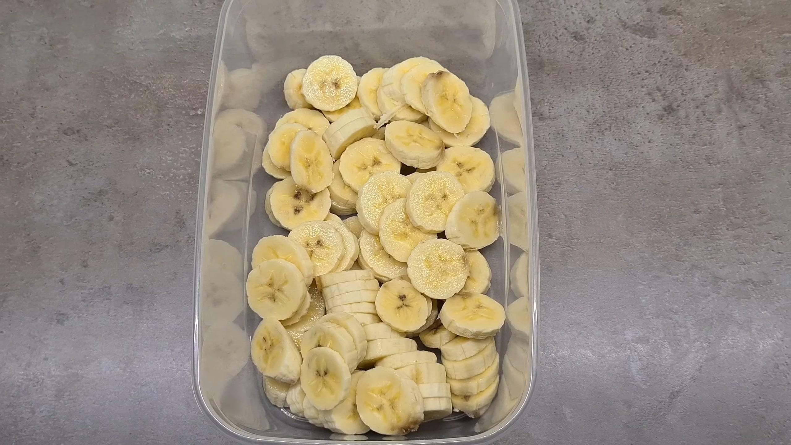 Мороженое из банана, сгущенки и сливок - шаг 1