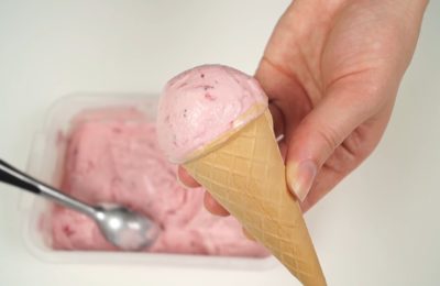 Клубничное мороженое из сливок - фото