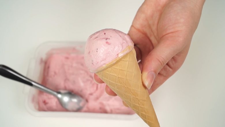 Клубничное мороженое из сливок - фото