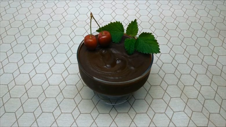 Шоколадное мороженое из какао и молока - фото