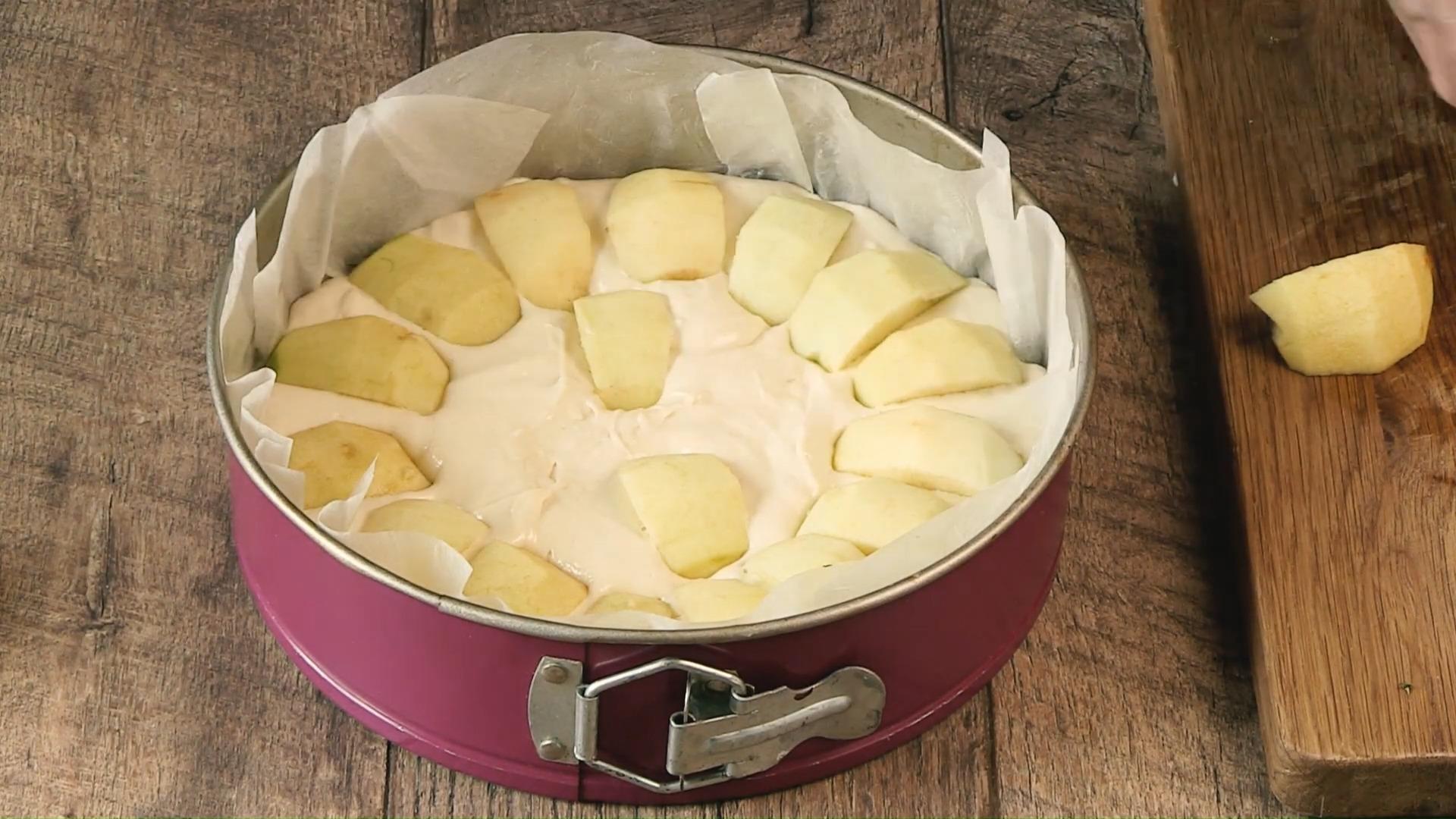Яблочный пирог с желатином на йогурте в духовке