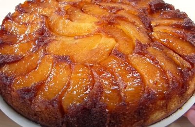 Пирог-перевертыш с яблоками и карамелью в духовке