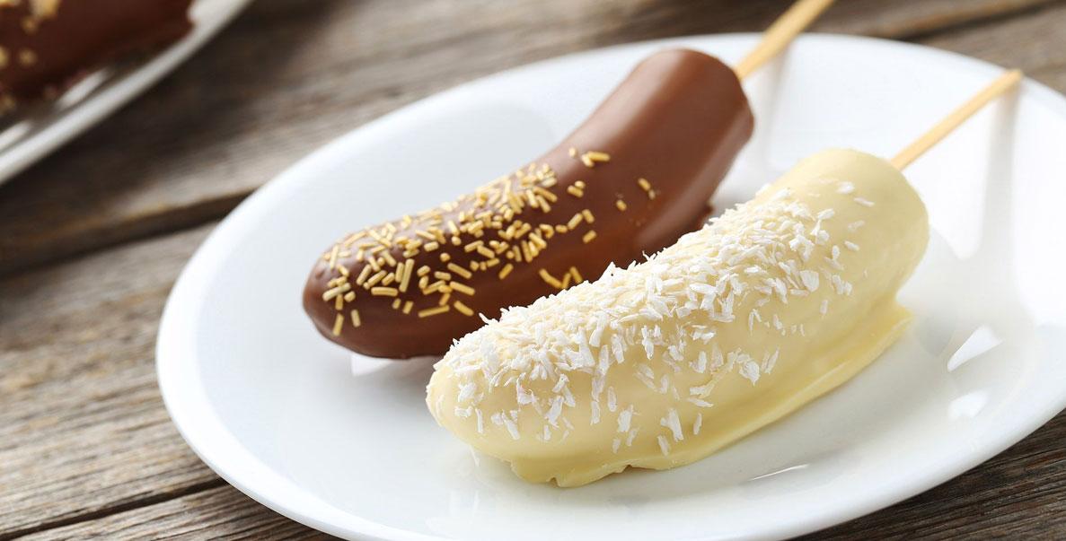 Банан в белом и молочном шоколаде