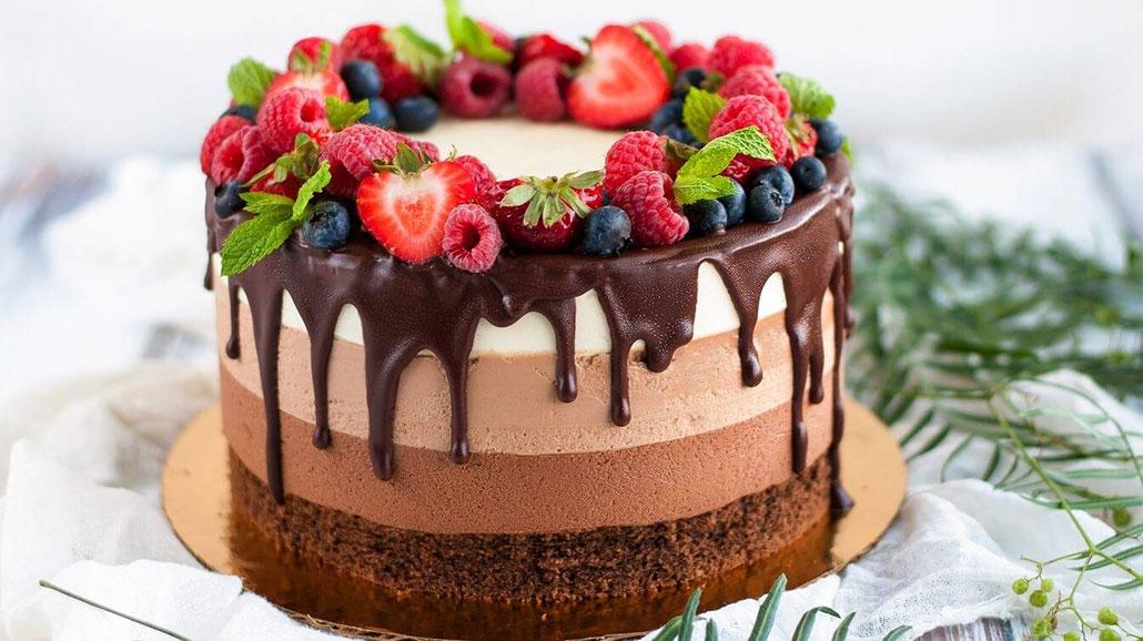 Торт Три Шоколада с ягодами