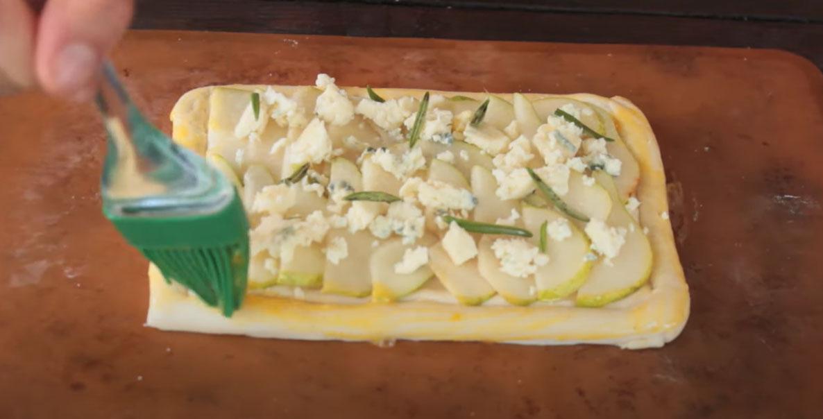 Пошаговое приготовления пирога с сыром Дор Блю и грушей - шаг 7