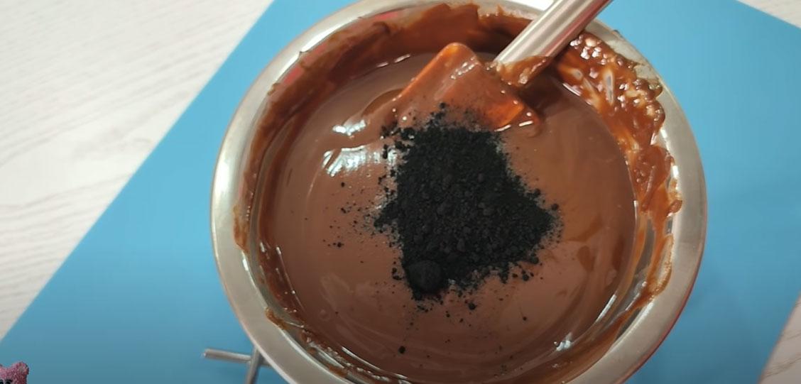Пошаговый рецепт черный шоколадный ганаш с порошковым красителем - шаг 3