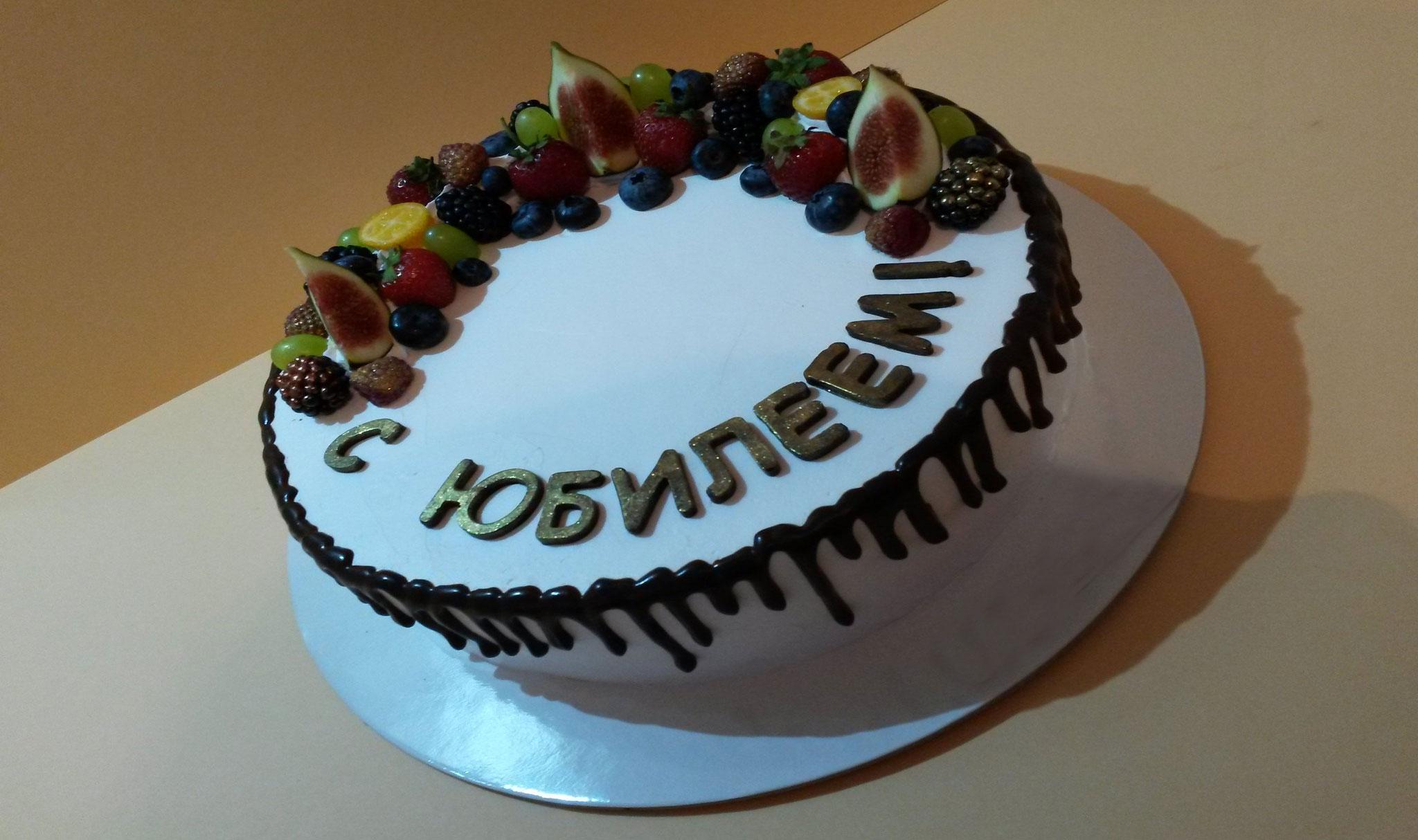 Объемные шоколадные буквы в декоре торта