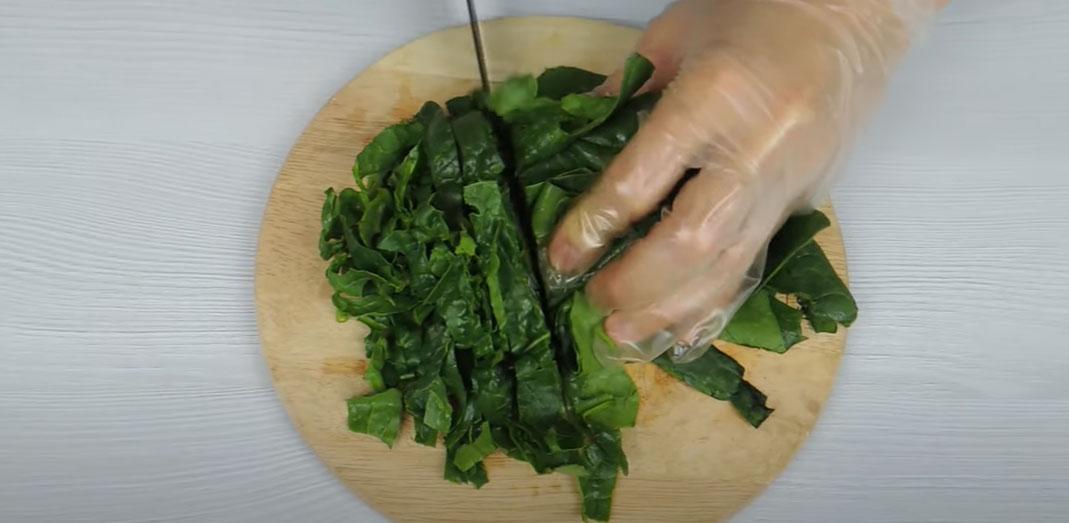 Как окрасить бисквитный мох шпинатом - шаг 1