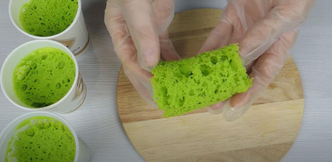 Как окрасить бисквитный мох шпинатом 
