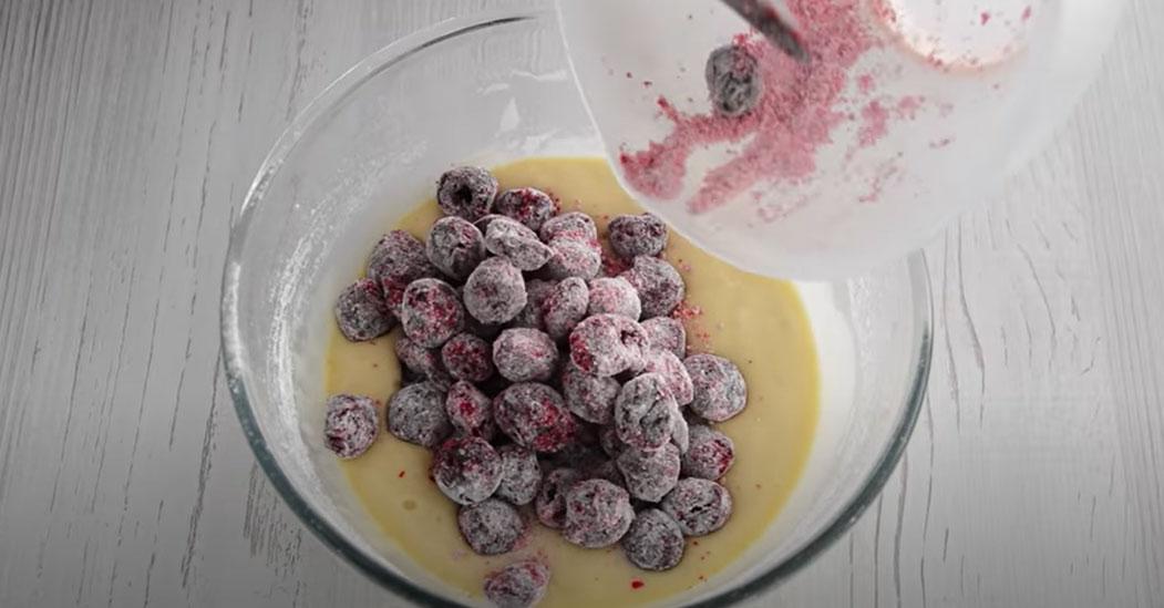 Пошаговый рецепт быстрого пирога на кефире с замороженными ягодами - шаг 6