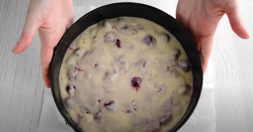Пошаговый рецепт быстрого пирога на кефире с замороженными ягодами - шаг 7