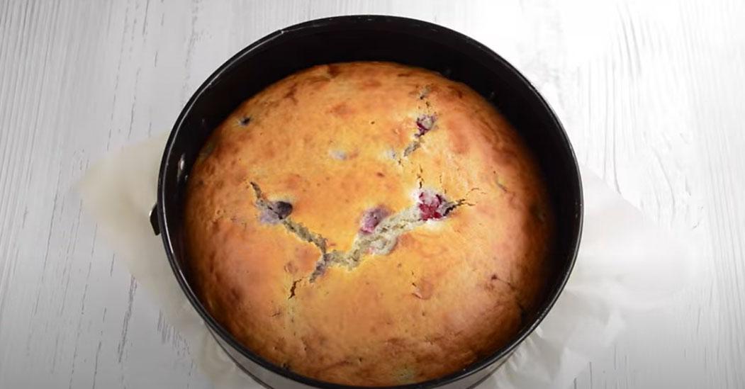 Пошаговый рецепт быстрого пирога на кефире с замороженными ягодами - шаг 8