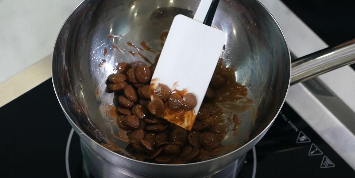 Пошаговая инструкция как растопить шоколад на водяной бане - шаг 2