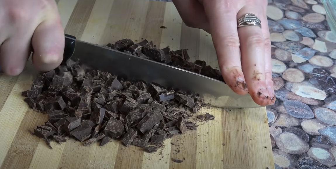 Пошаговая инструкция как растопить шоколад в микроволновке - шаг 1