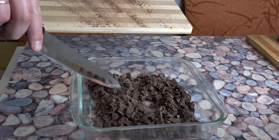 Пошаговая инструкция как растопить шоколад в микроволновке - шаг 2