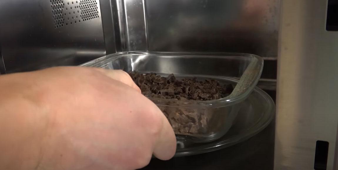 Пошаговая инструкция как растопить шоколад в микроволновке - шаг 3