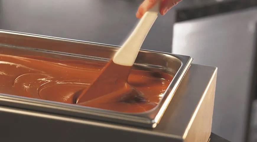 Пошаговая инструкция темперирования шоколада на граните - шаг 1